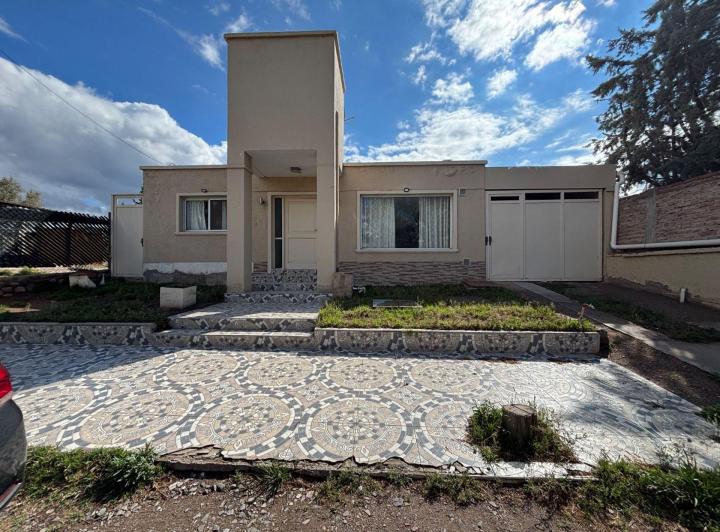 Casa · 200m² · 7 Ambientes · 2 Cocheras