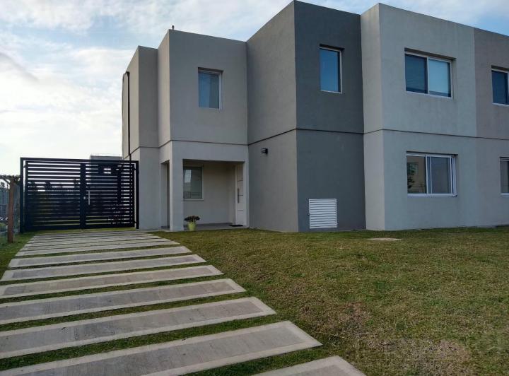 Casa · 120m² · 5 Ambientes · 2 Cocheras