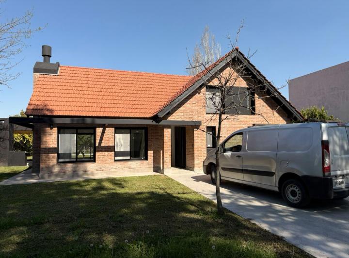 Casa · 200m² · 6 Ambientes · 4 Cocheras