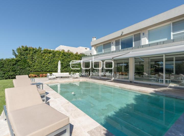 Casa · 380m² · 6 Ambientes · 1 Cochera