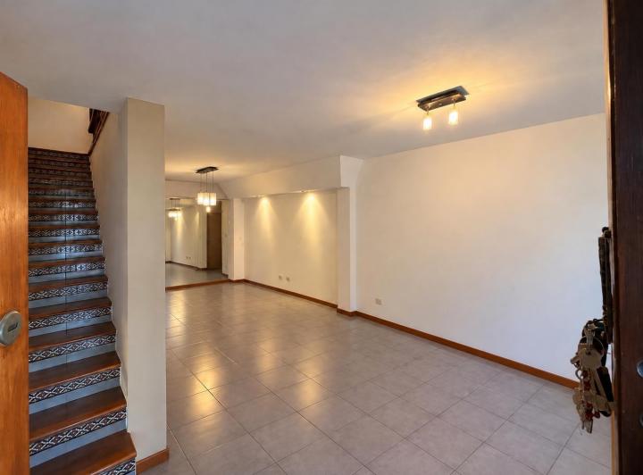 Casa · 98m² · 5 Ambientes · 2 Cocheras