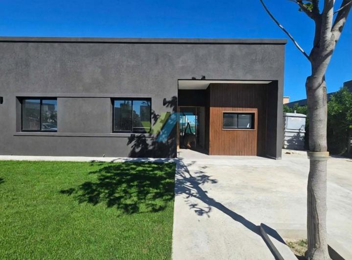 Casa · 136m² · 4 Ambientes · 2 Cocheras