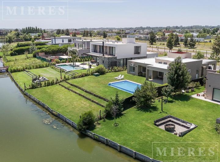 Casa · 160m² · 4 Ambientes · 1 Cochera