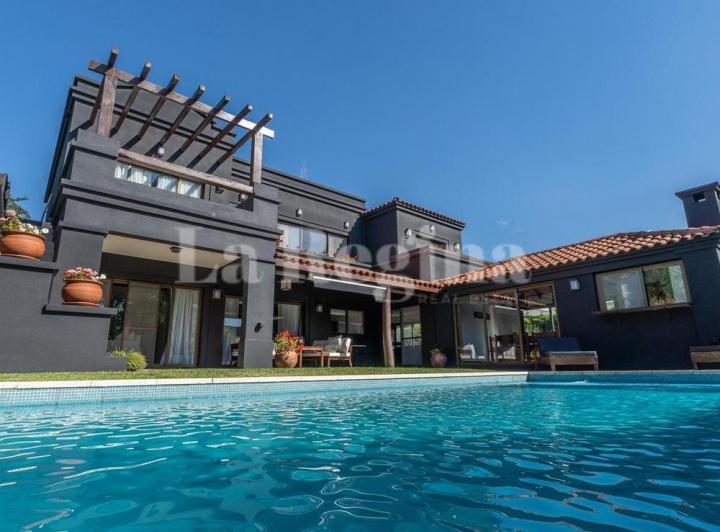 Casa · 312m² · 4 Ambientes · 1 Cochera