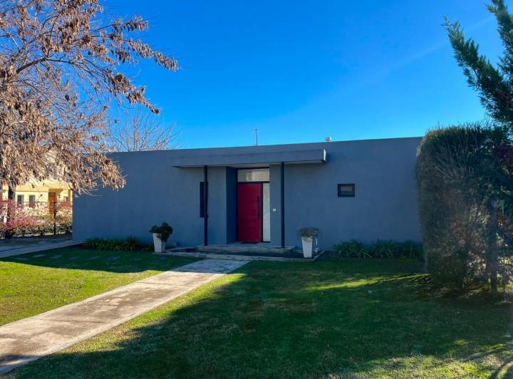 Casa · 131m² · 5 Ambientes · 3 Cocheras