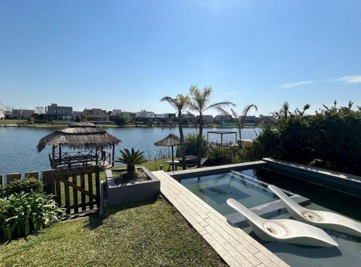 Casa · 245m² · 4 Ambientes · 1 Cochera