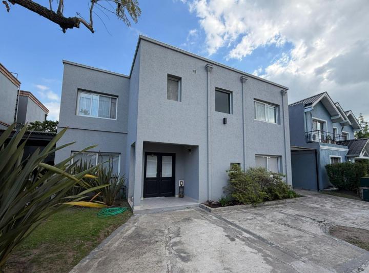 Casa · 160m² · 5 Ambientes · 2 Cocheras