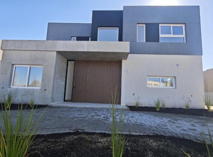 Casa · 207m² · 5 Ambientes · 2 Cocheras
