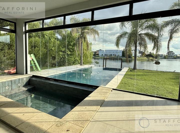 Casa · 856m² · 6 Ambientes · 3 Cocheras