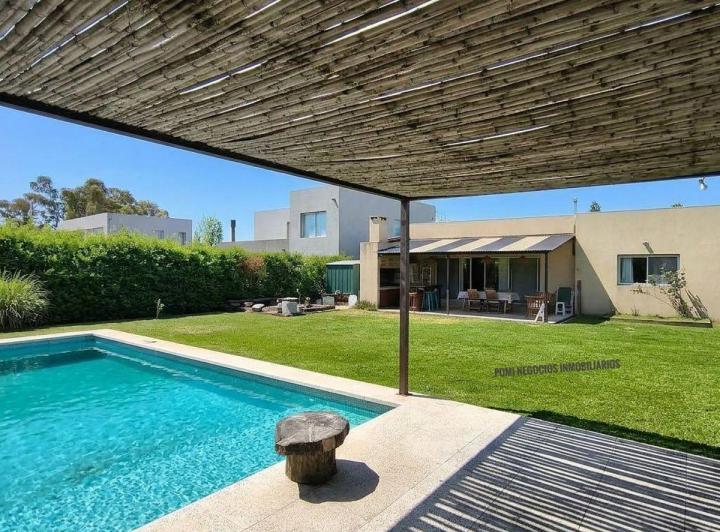 Casa · 125m² · 4 Ambientes · 4 Cocheras