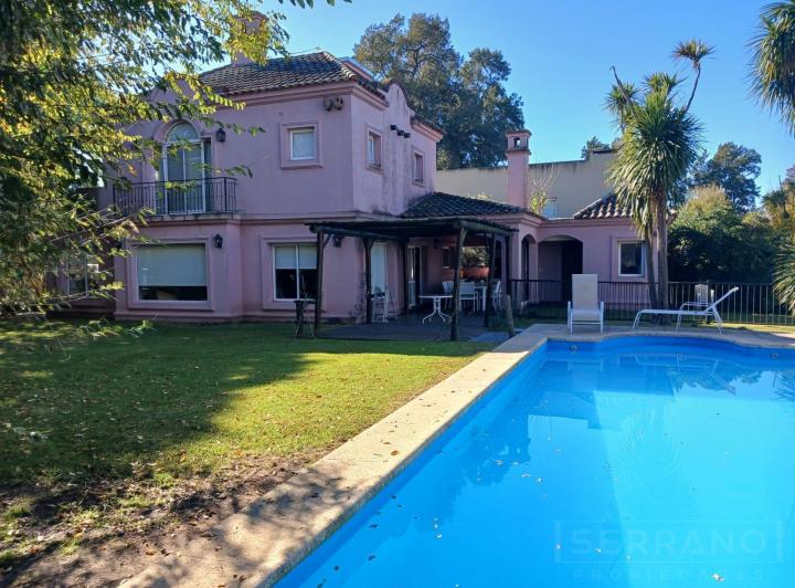 Casa · 1200m² · 4 Ambientes · 2 Cocheras