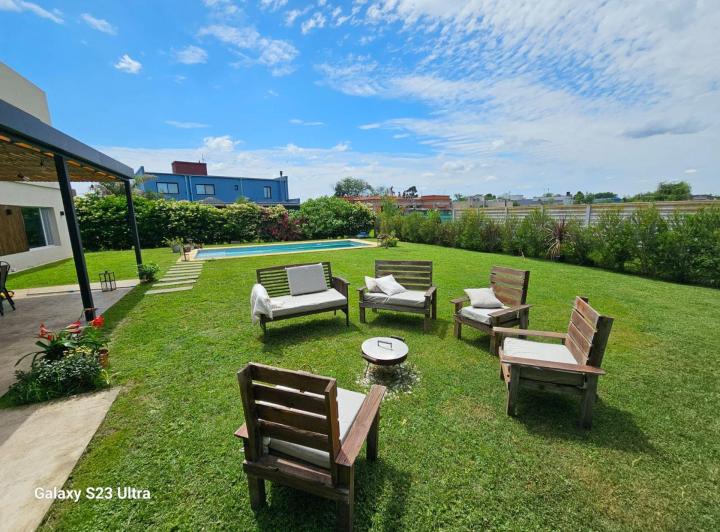 Casa · 225m² · 6 Ambientes · 2 Cocheras