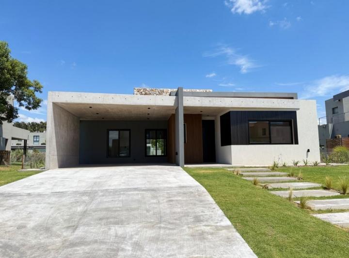 Casa · 903m² · 5 Ambientes · 4 Cocheras