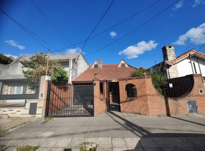 Casa · 230m² · 6 Ambientes · 1 Cochera