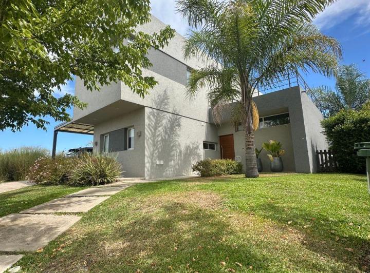 Casa · 169m² · 5 Ambientes · 2 Cocheras