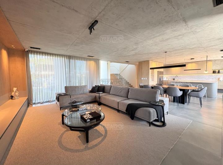 Casa · 297m² · 5 Ambientes · 2 Cocheras