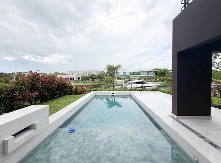 Casa · 450m² · 7 Ambientes · 2 Cocheras