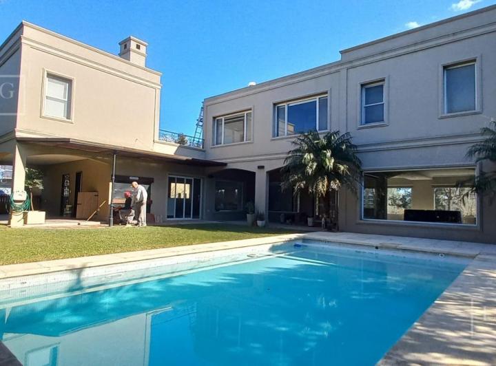 Casa · 300m² · 9 Ambientes · 2 Cocheras