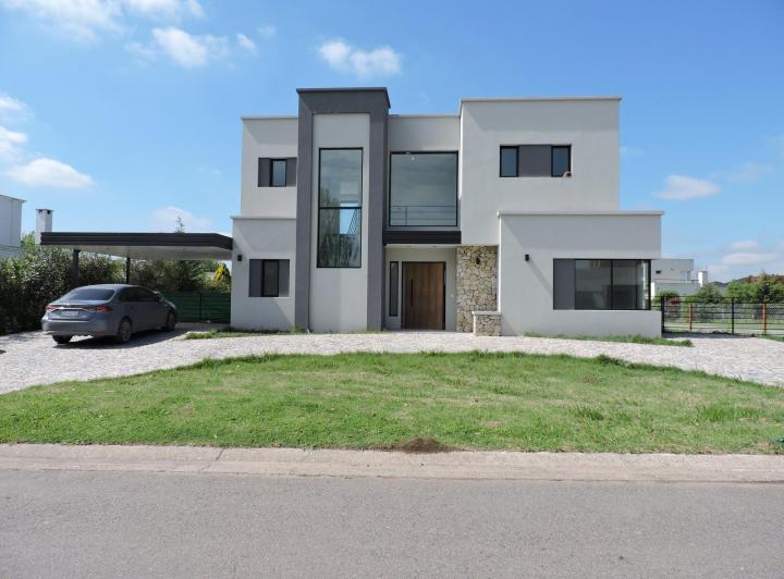 Casa · 210m² · 5 Ambientes · 2 Cocheras