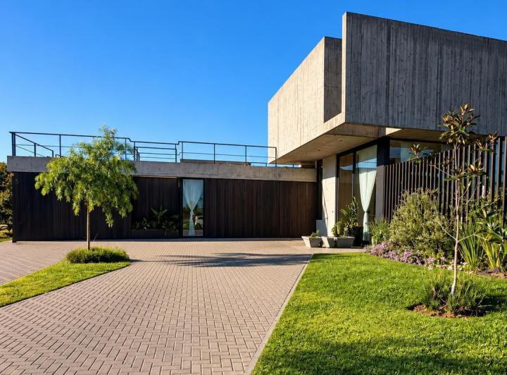 Casa · 1226m² · 7 Ambientes · 4 Cocheras