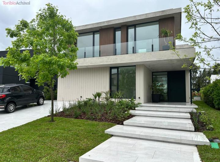 Casa · 335m² · 7 Ambientes · 4 Cocheras