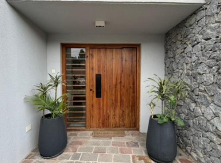 Casa · 275m² · 5 Ambientes · 2 Cocheras