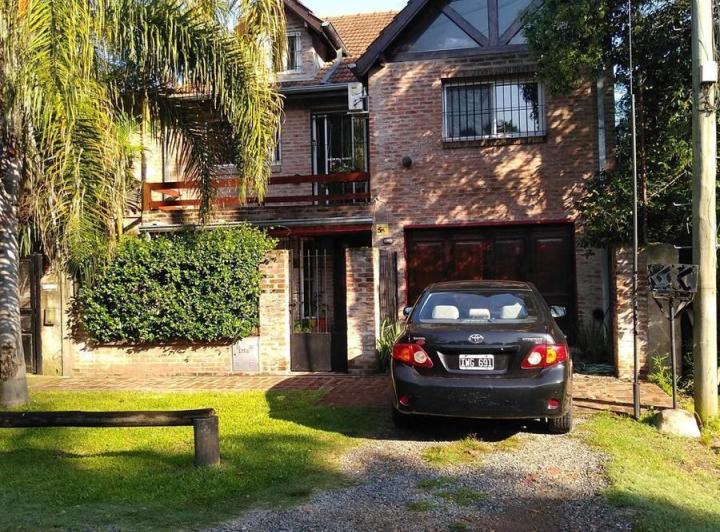 Casa · 400m² · 5 Ambientes · 1 Cochera