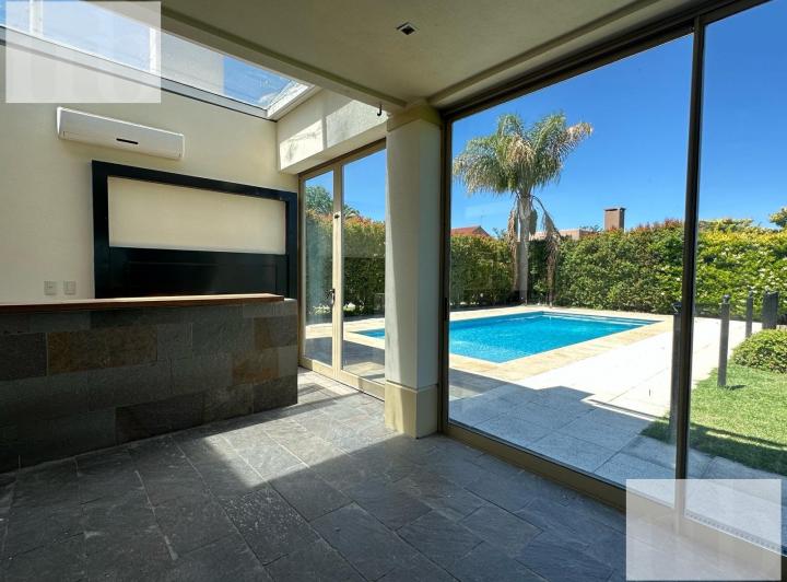 Casa · 300m² · 9 Ambientes · 4 Cocheras