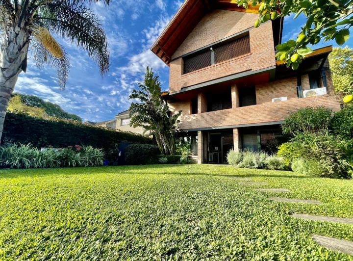 Casa · 747m² · 9 Ambientes · 3 Cocheras