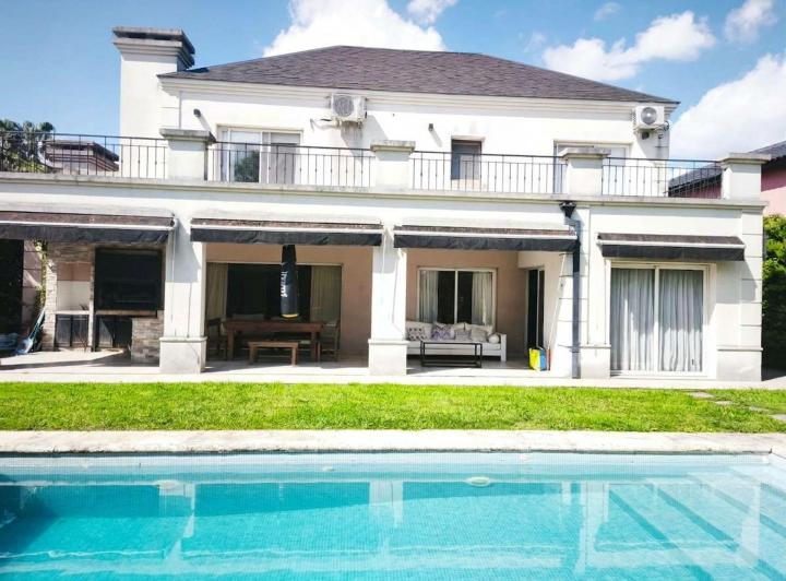 Casa · 241m² · 6 Ambientes · 2 Cocheras