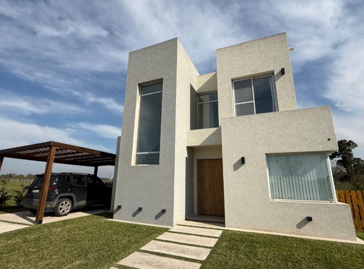 Casa · 146m² · 5 Ambientes · 2 Cocheras