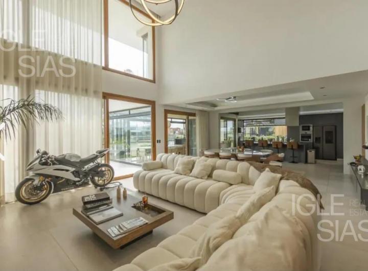 Casa · 338m² · 4 Dormitorios