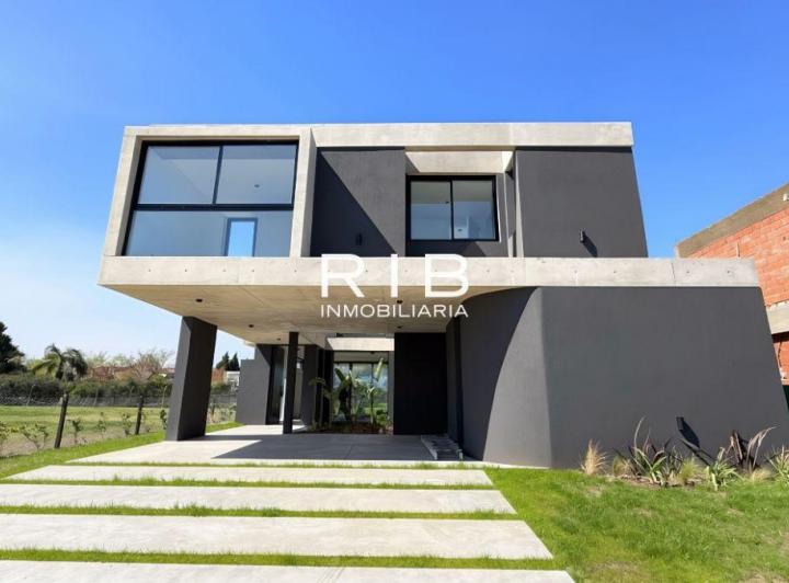 Casa · 251m² · 5 Ambientes · 2 Cocheras