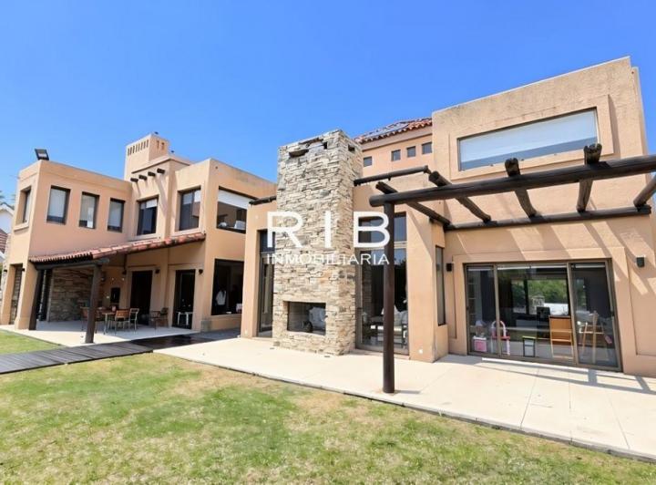 Casa · 340m² · 5 Ambientes · 4 Cocheras