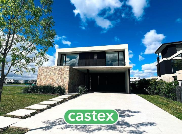 Casa · 453m² · 7 Ambientes · 4 Cocheras