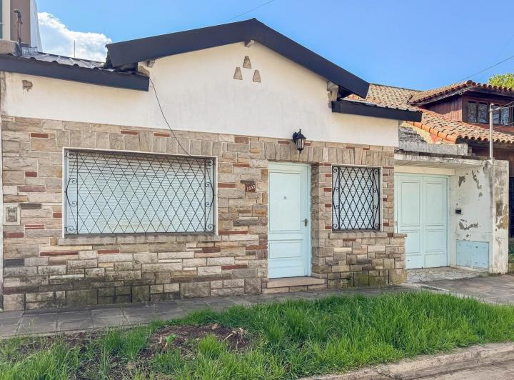 Casa · 215m² · 8 Ambientes · 1 Cochera