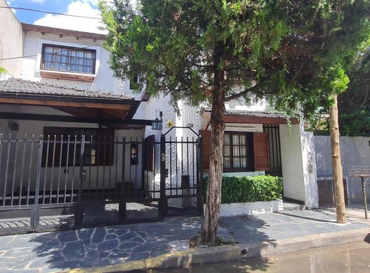 Casa · 194m² · 5 Ambientes · 2 Cocheras