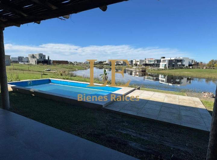 Casa · 234m² · 5 Ambientes · 4 Cocheras