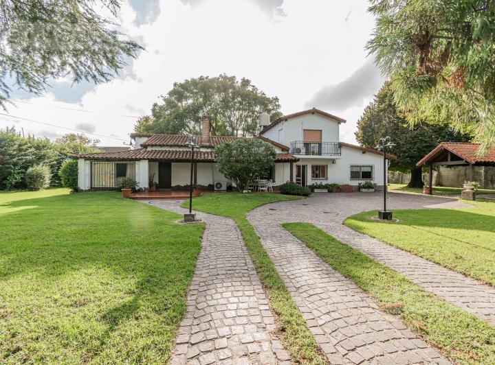 Casa · 338m² · 5 Ambientes · 2 Cocheras