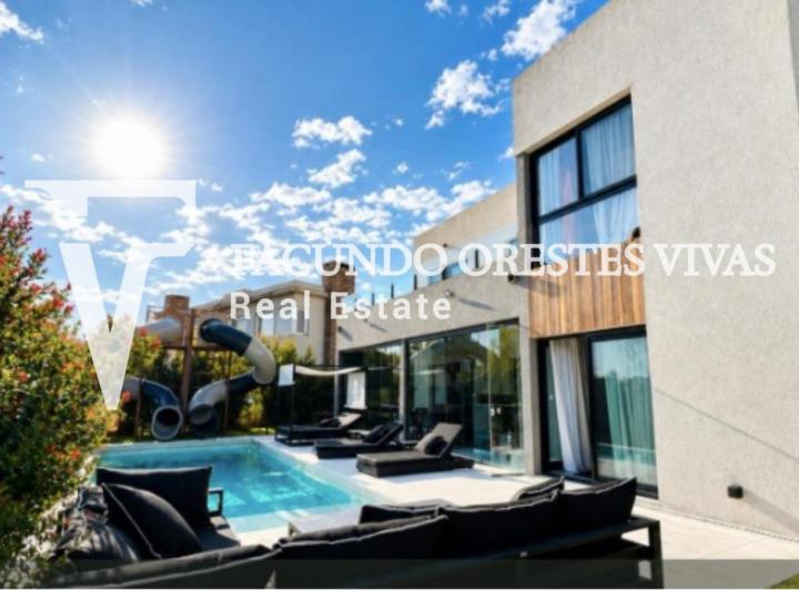 Casa · 240m² · 6 Ambientes · 2 Cocheras