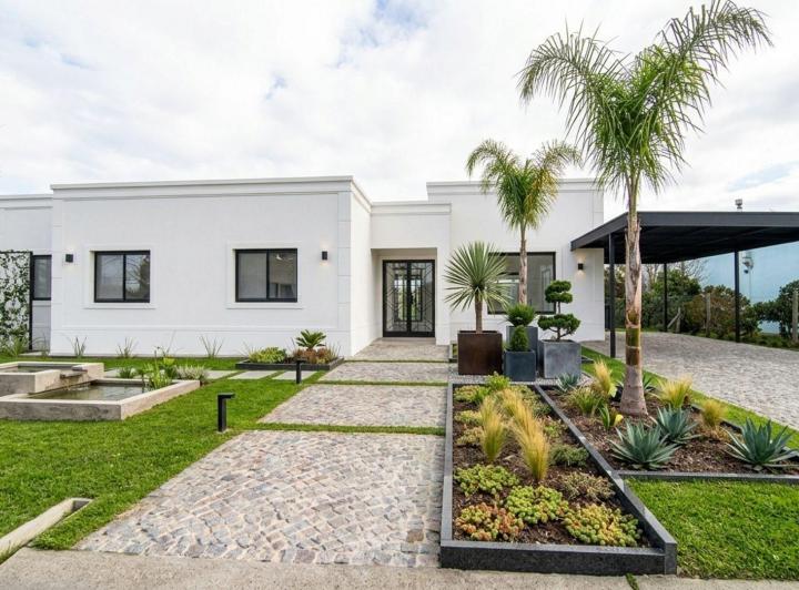 Casa · 180m² · 5 Ambientes · 3 Cocheras