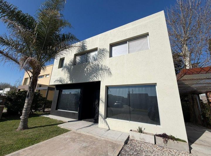 Casa · 250m² · 5 Ambientes · 2 Cocheras