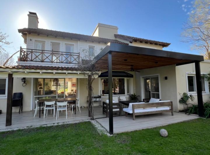 Casa · 238m² · 5 Ambientes · 3 Cocheras