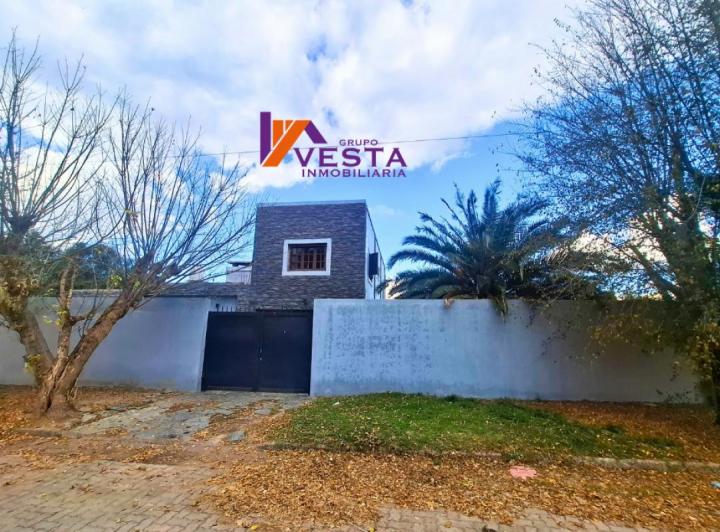 Casa · 216m² · 6 Ambientes · 2 Cocheras