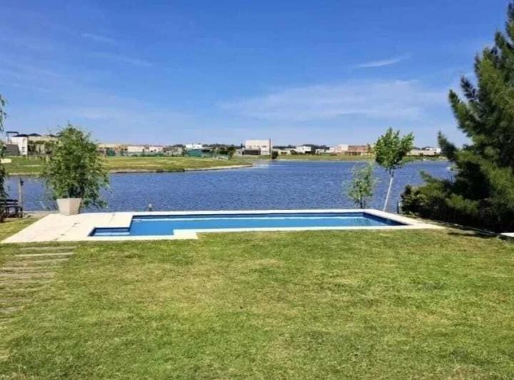 Casa · 200m² · 5 Ambientes · 2 Cocheras