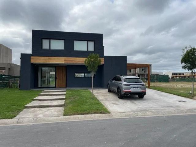 Casa · 249m² · 5 Ambientes · 2 Cocheras