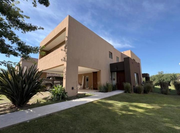 Casa · 400m² · 7 Ambientes · 2 Cocheras