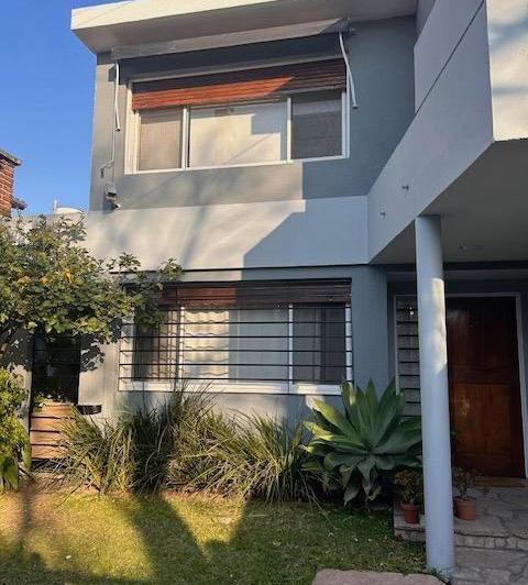 Casa · 220m² · 6 Ambientes · 2 Cocheras