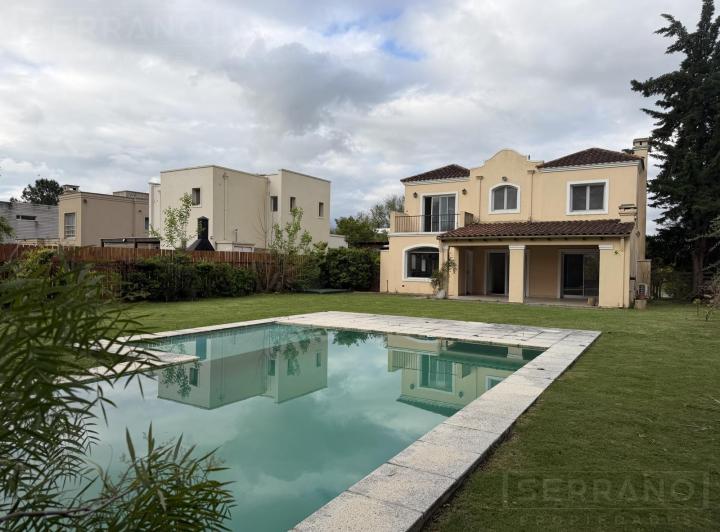 Casa · 180m² · 5 Ambientes · 3 Cocheras