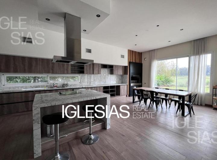 Casa · 490m² · 7 Ambientes · 2 Cocheras